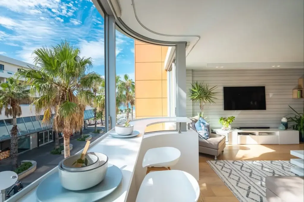 OVERSIZED TWO BEDROOM APARTMENT IN AN UNBEATABLE LOCATION
