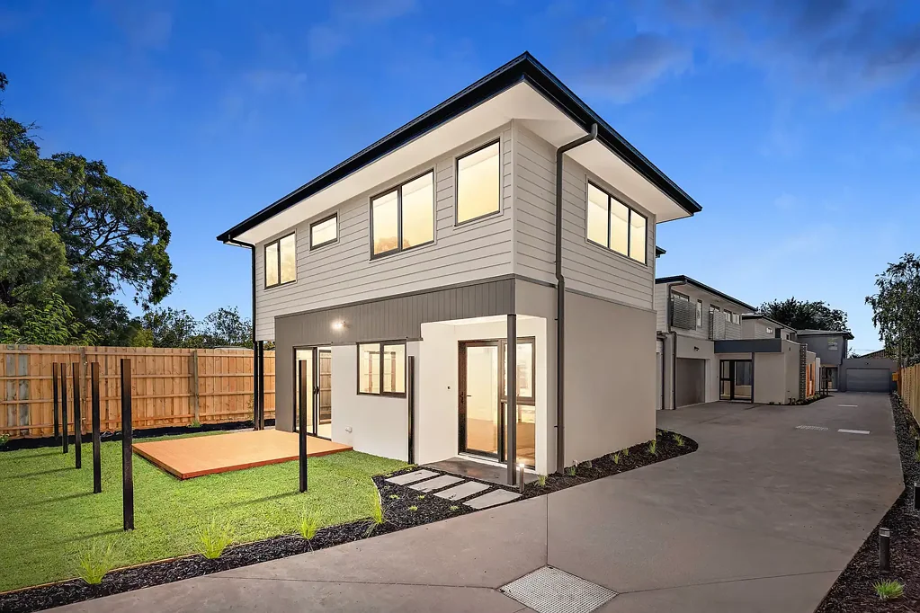 Near New Luxury Townhouse