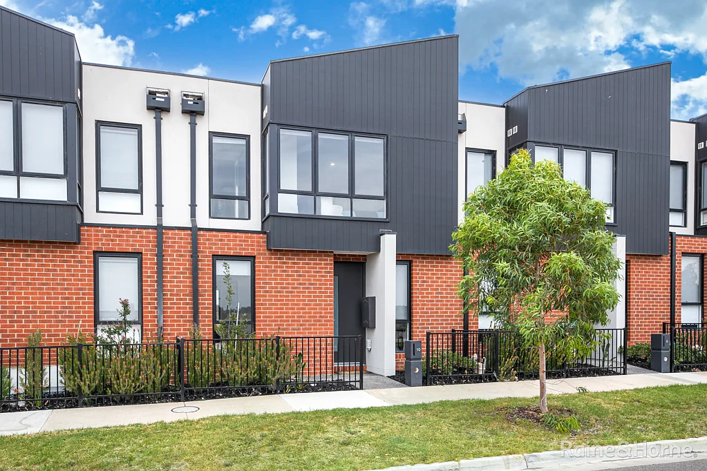 10 Dutch Road, Sunbury, VIC 3429