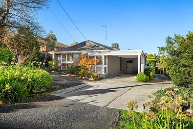 Templestowe 3 Bedroom Spacious Single Level Living Moments from Templestowe Village.