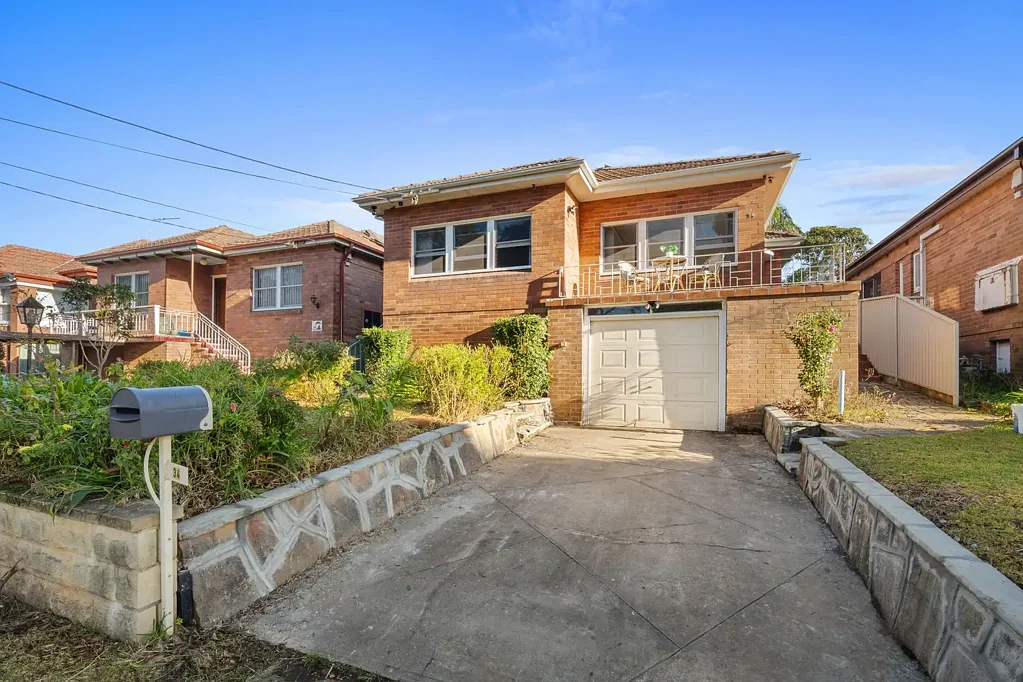 Beverly Hills 3chambre Newly Renovated Full Brick Home with Sunlit Style & Seamless Living