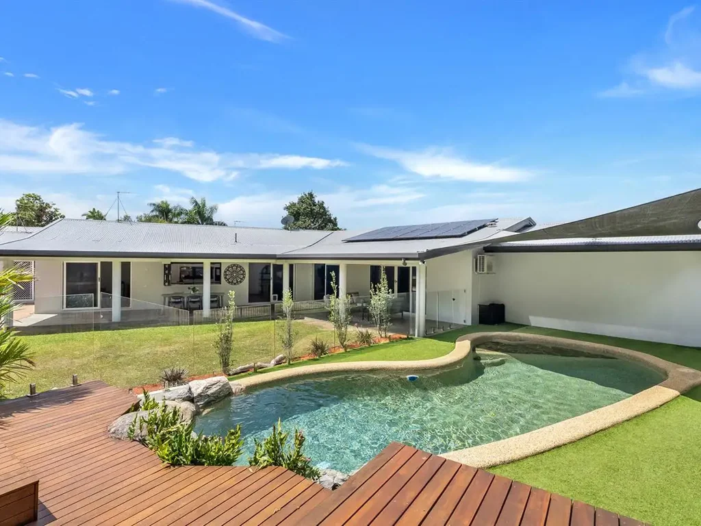 Mooroobool 5房  Private Family Oasis in Prestigious City View Estate