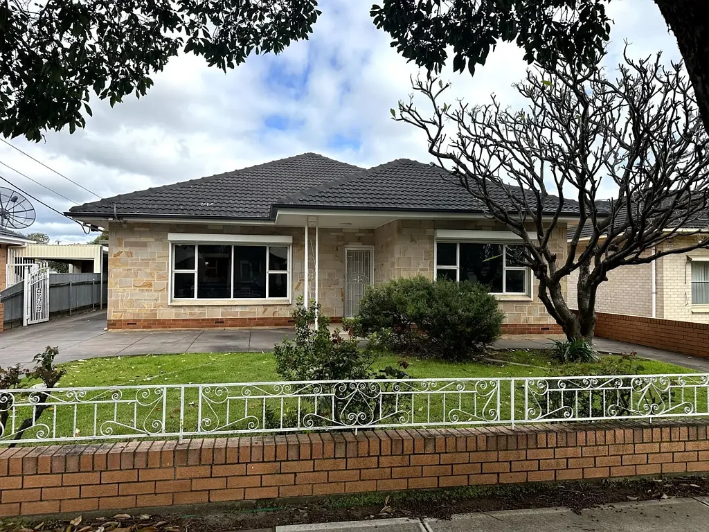 Glynde 3 Bedroom Immaculate Basket Range Home