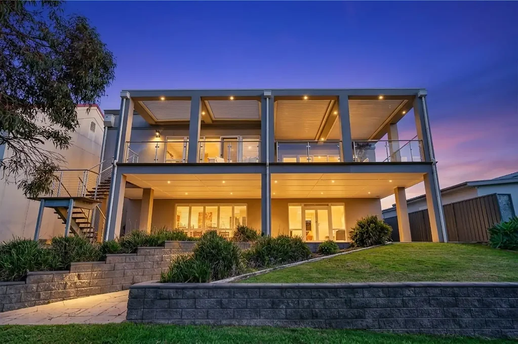 Mccracken 4房  Luxury Resort-Style Living with a 5-Car Garage & Panoramic Fairway Views