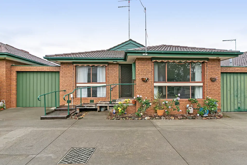 Reservoir 2房 湖滨静谧居所 私密死胡同 采光充足客厅 私人后花园 步行便利生活 Discover the Perfect Lakeside Lifestyle at 6/27 Lake Street, Reservoir