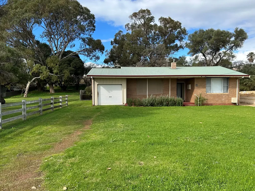 Australind 2房  Estuary views, development potential on a rare Old Coast Road location