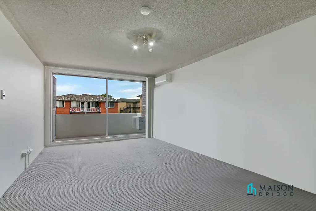2 Bedroom Unit Close to Meadowbank Train Station