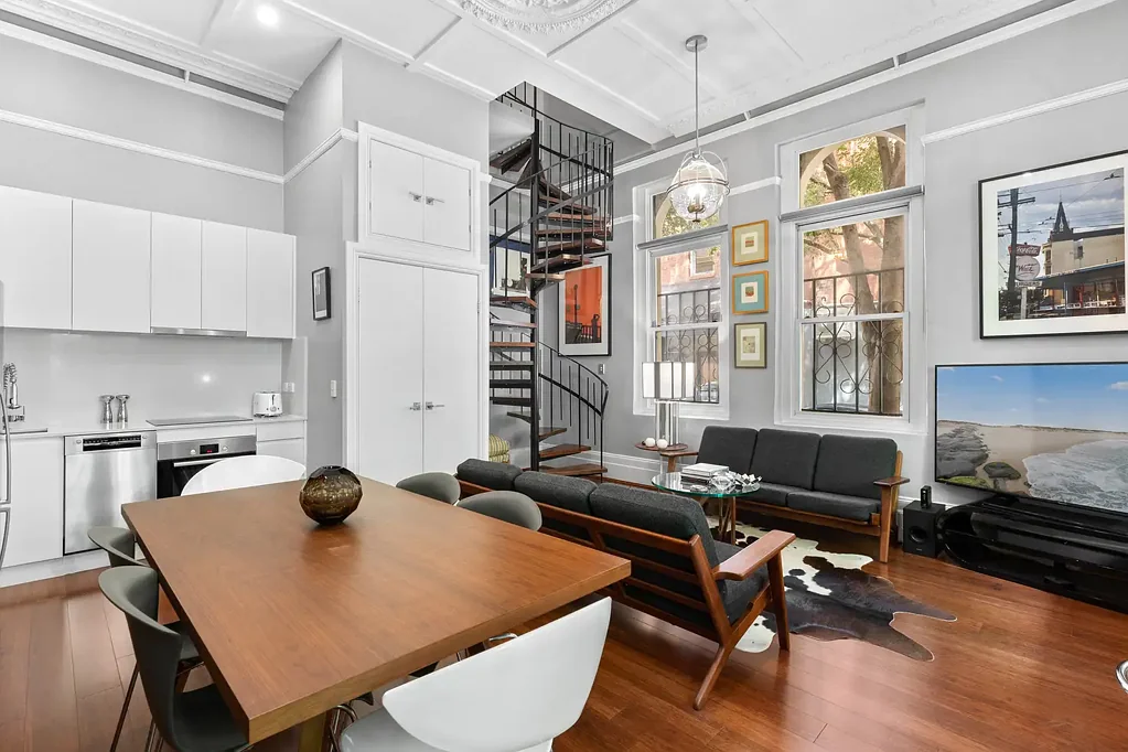 Perfect 2 bedroom Apartment in 1880s Terrace on Tree-lined Victoria Street