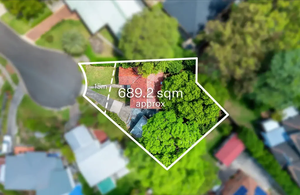Ryde 5 Slaapkamer Solid brick family home with duplex potential (STCA) walk to Top Ryde Shopping Centre and located in the new LMR zoning area.