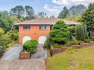 Blackheath 4房 宽敞地块 双砖住宅 四卧三卫 全屋采光 山谷景观 精致花园 季节变化 小型果园 私密空间 步行村庄 "BUNDARRA" - MASTER-BUILT DOUBLE BRICK RESIDENCE WITH TRADITIONAL COOL CLIMATE GARDENS