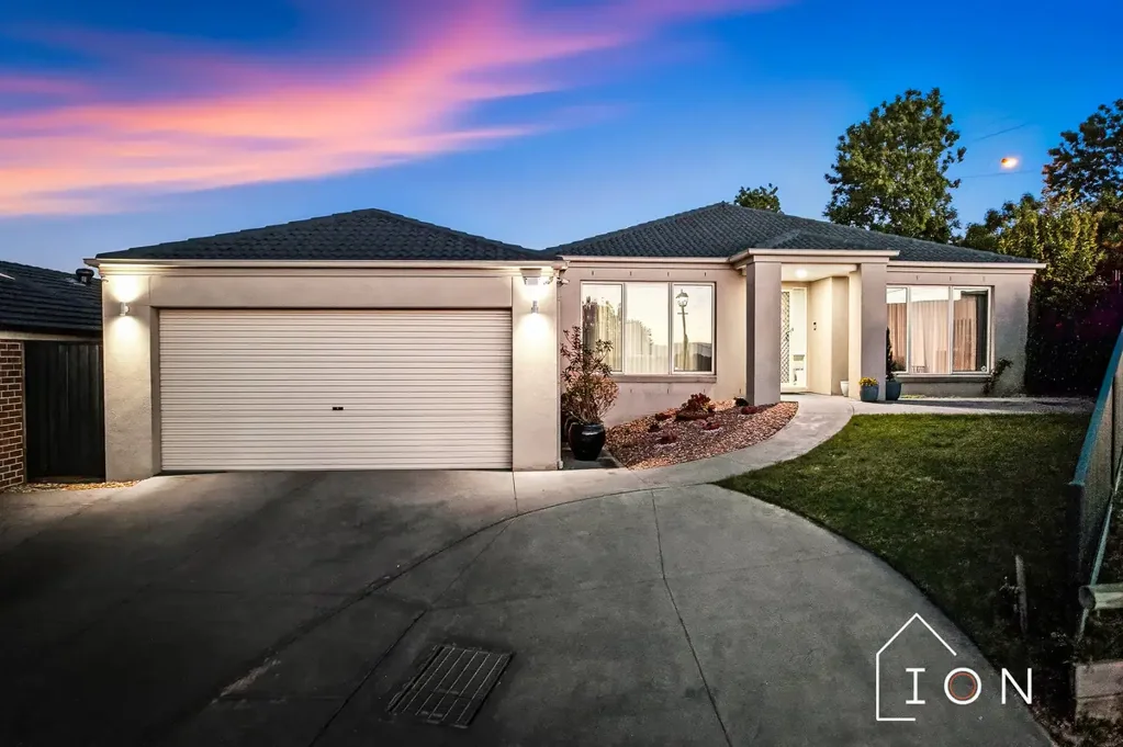 Skye 4房 四卧带步入式衣帽间 主卧私卫  多个生活区 现代厨房带岛台 双车库内通道  全年户外休闲区  靠近学校商店 公园步行道 Family-Focused Design, Perfect Location