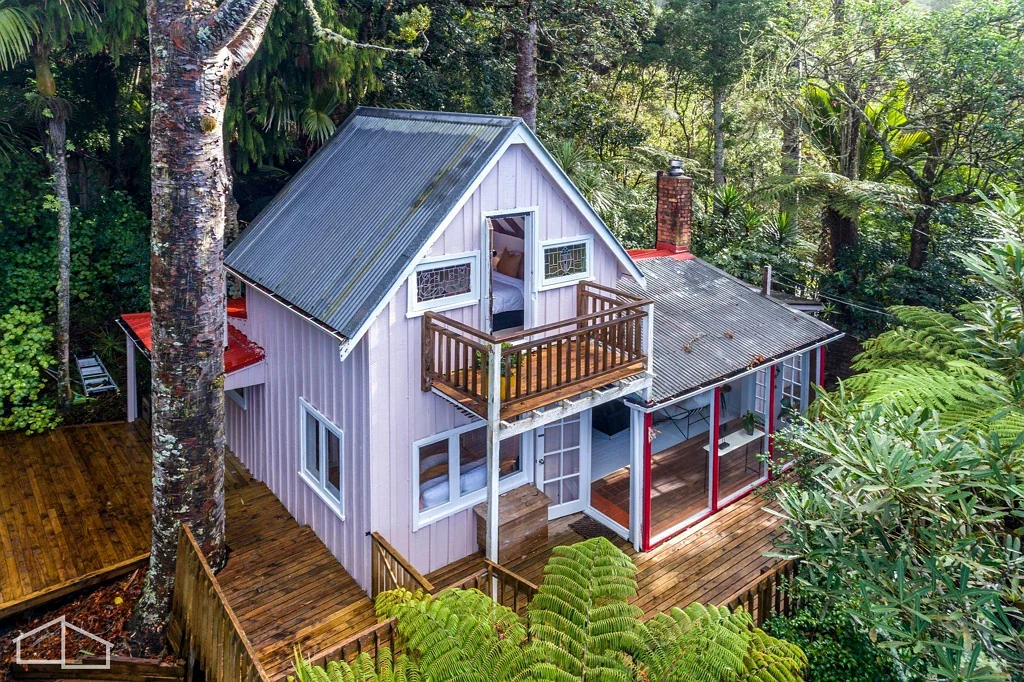 Treehouse living: Your Private Titirangi Sanct...
