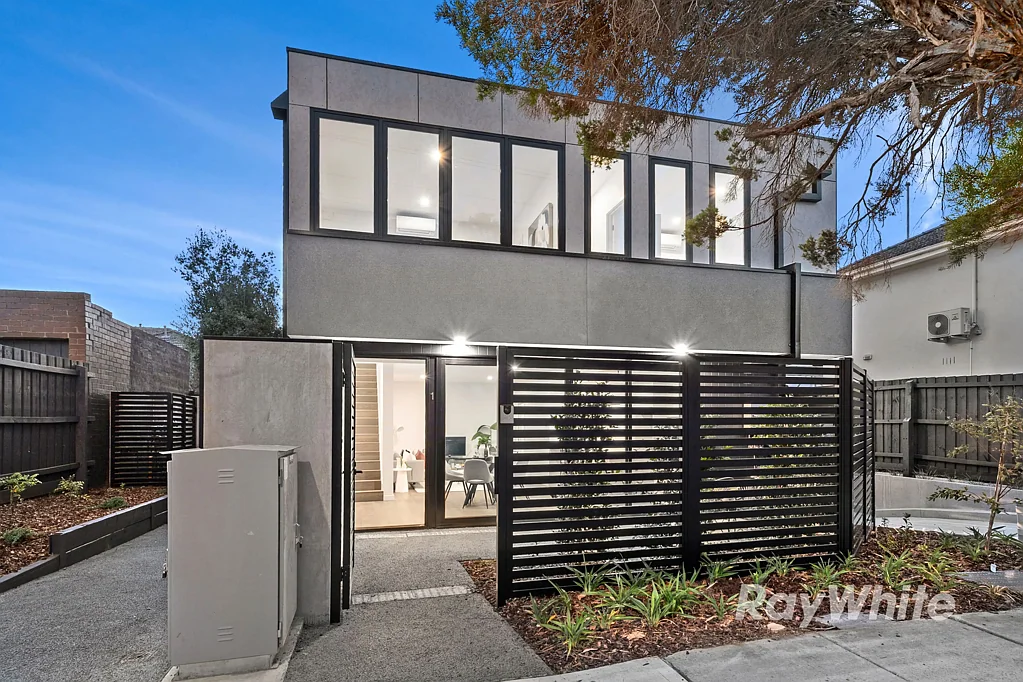 Carnegie 3Moenga Luxurious New Townhouse In A Prized Location