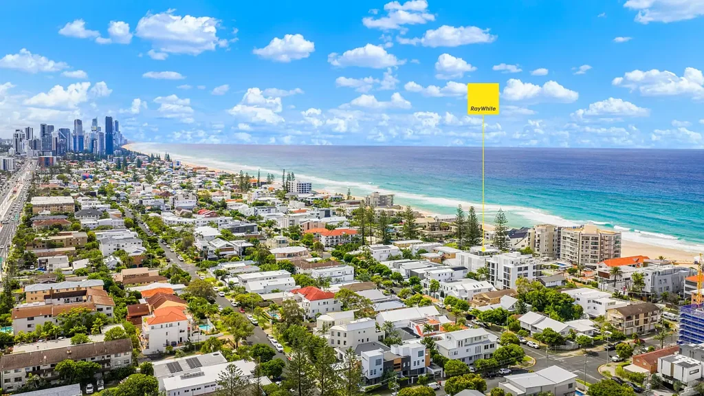 Mermaid Beach 4Habitaciones 4 bedroom beachside apartment on Albtross Avenue