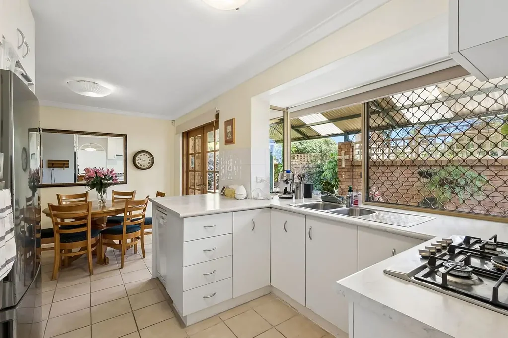 Scarborough 3房  Street front 3 bed villa in super South Scarborough!