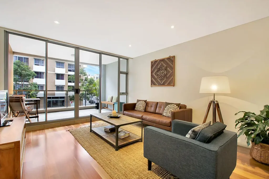 SPLIT LEVEL LIVING WITH COURTYARD & FLOORBOARDS.