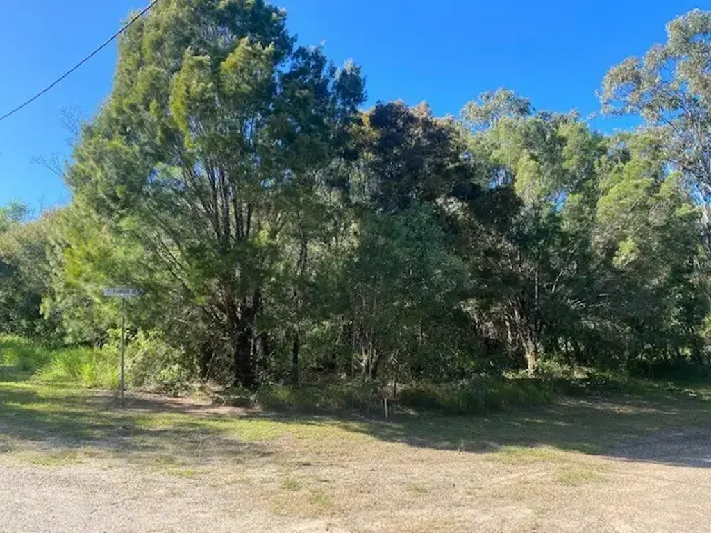 Macleay Island 街角地块1550平米 邻高尔夫球场 步行达设施 岛屿社区友好 自然环境优越 Go Glamping while you build your dream home