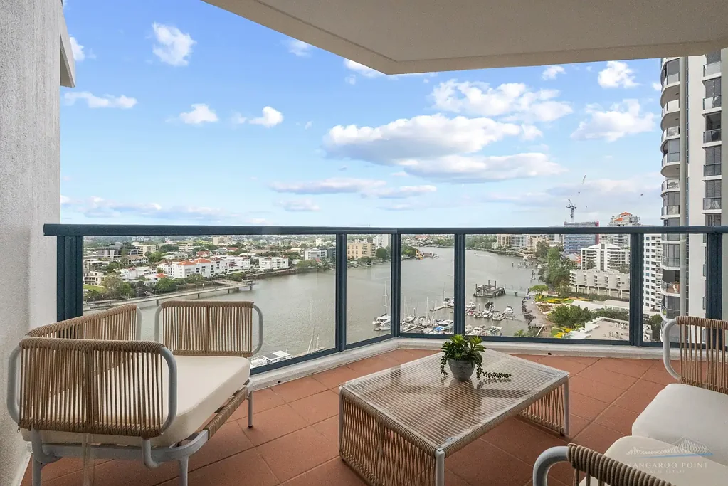 Kangaroo Point 3房 Brisbane顶级河景 184sqm豪华空间 城市河流景观环绕式阳台 主卧带步入式衣帽间 度假村设施齐全 Motivated Seller Committed Elsewhere