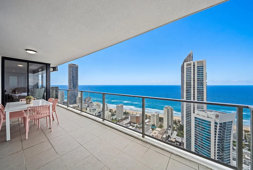 Surfers Paradise 4બેડરૂમ Superior Value - Sub-Penthouse Style Sky Home with over 200sqm of Family-Sized Living
