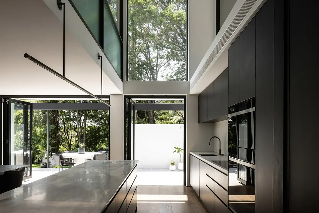 Avalon Beach 6房 现代精致设计 光线充足区域 私密靠后位置 设计师厨房 岛台泳池 主卧豪华套间 丛林保护区背景 双车库健身房 Architectural Excellence & Refined Family Living in Blue Ribbon Village Location