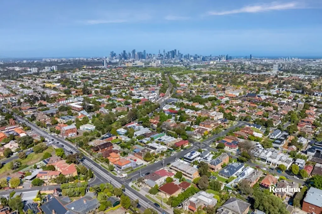 Ascot Vale 4房 维多利亚经典六卧 书房办公空间 硬木地板 管道供暖 侧自行车存储 棚屋充足 地段优越 Renovated Victorian on Commanding Corner