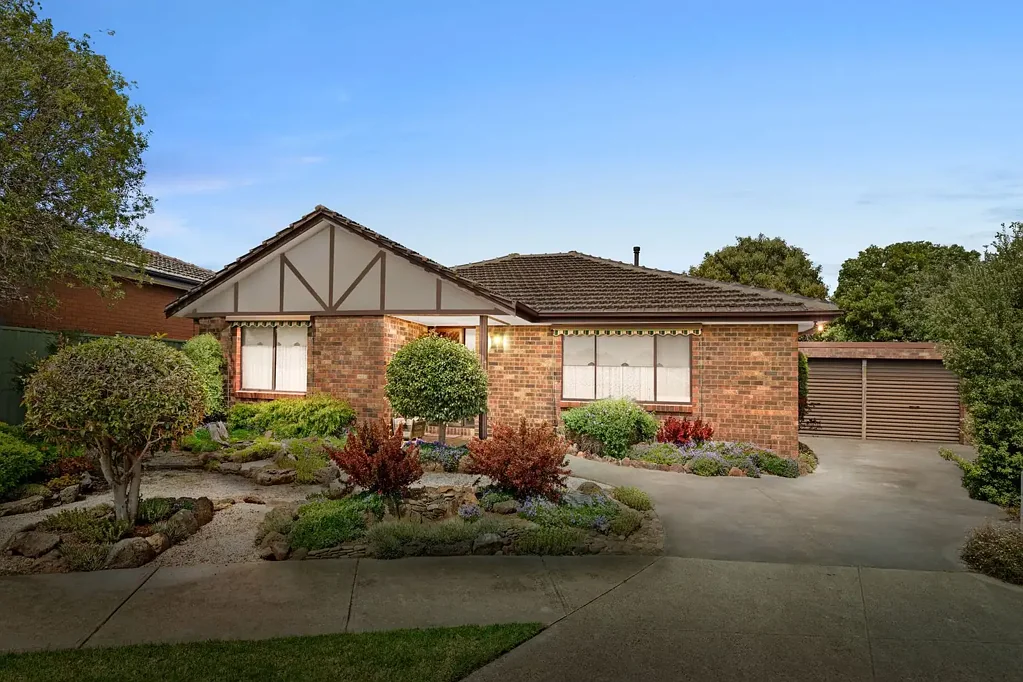 Werribee 4房 4卧宽敞住宅 无尽更新潜力 阳光客厅 温馨后院 复古厨房 主卧套间 多功能洗衣房 郁郁葱葱庭院 双车库 学区房 宁静位置 Prime Werribee Location