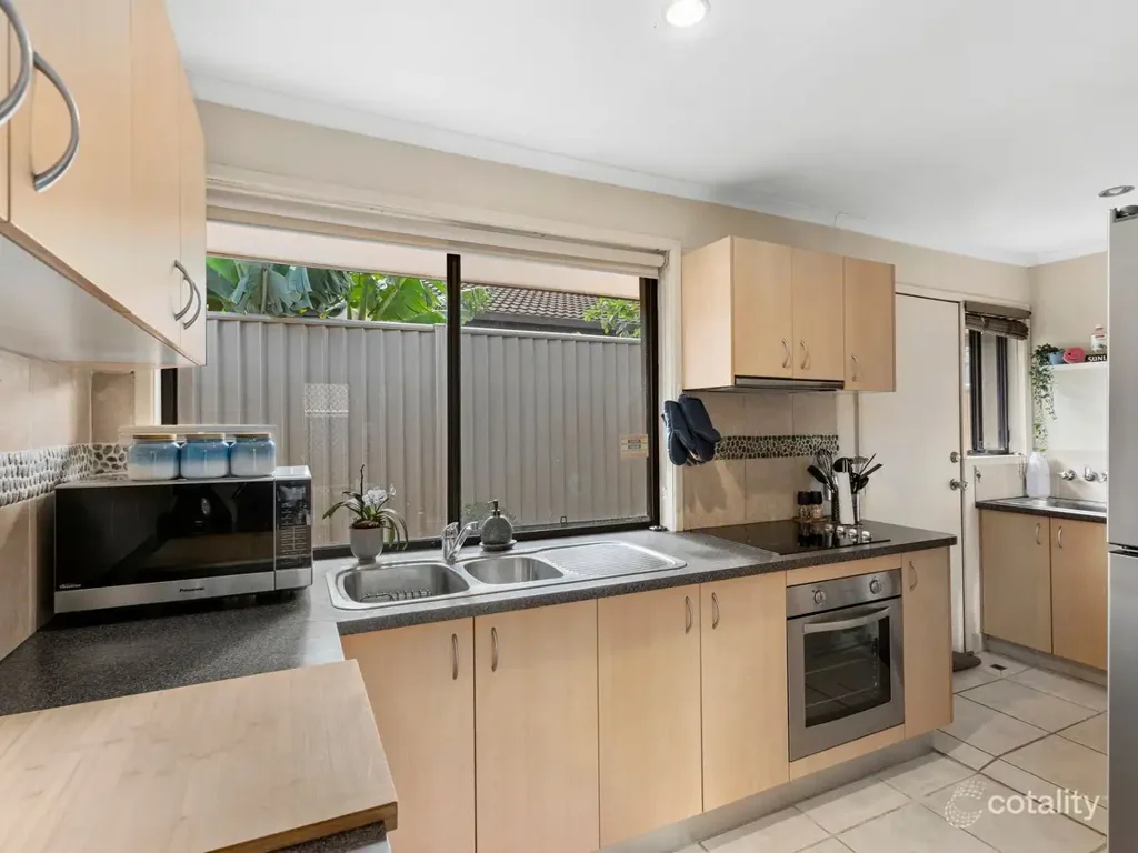 1/4 Ruth Anne Close, Labrador, QLD 4215