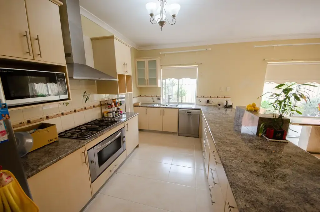 Huge 5 Bedroom Home with undercover parking room for Caravan/ Boat