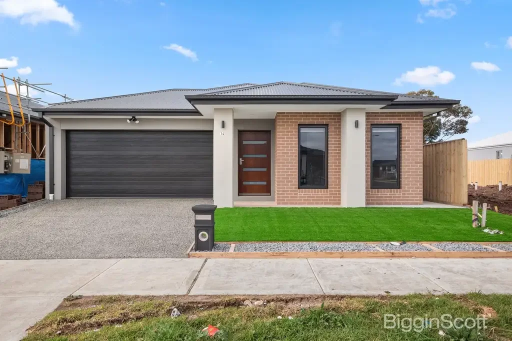 Tarneit 4 Bedroom 1 Year Old House. 4 Bedrooms 2 Livings with Separate Study..