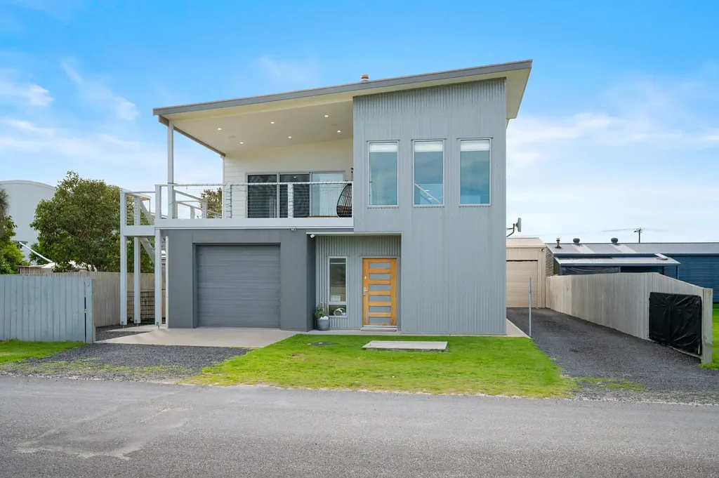 Southend 5 Bedroom Coastal Luxury. Effortless Living. Southend at Its Finest.