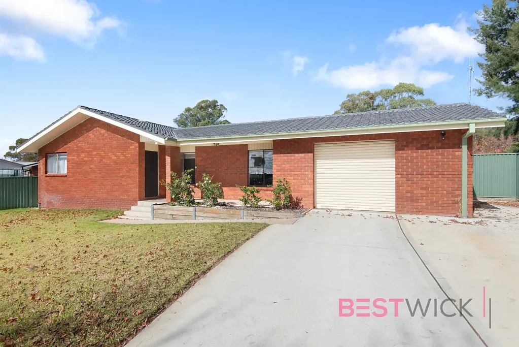 West Bathurst 5房  Updated 5 Bedroom in Quiet Cul-De-Sac