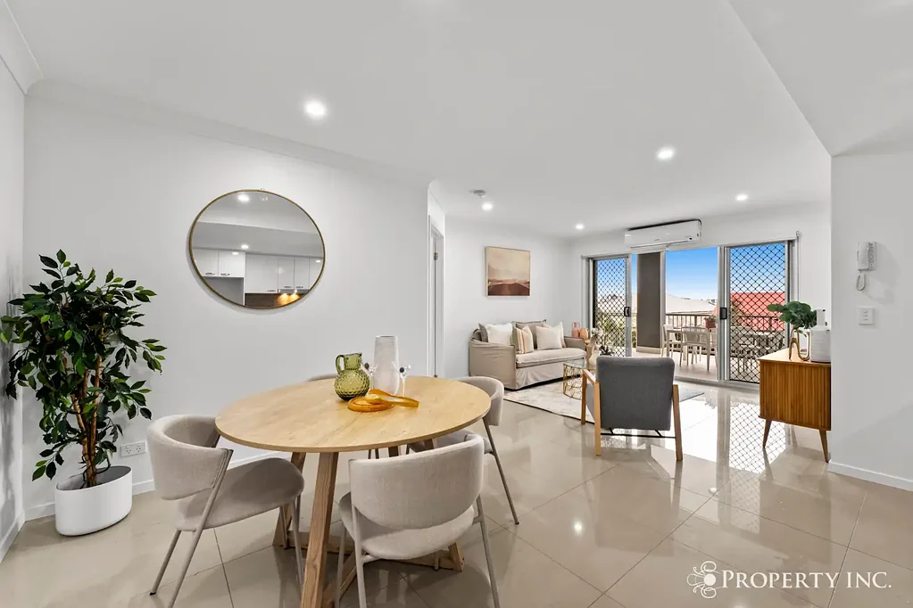 Lutwyche 2कमरा CITY VIEWS. EXPANSIVE OUTDOOR LIVING AND PRIVATE GRASSED COURTYARD. DUAL STORAGE.