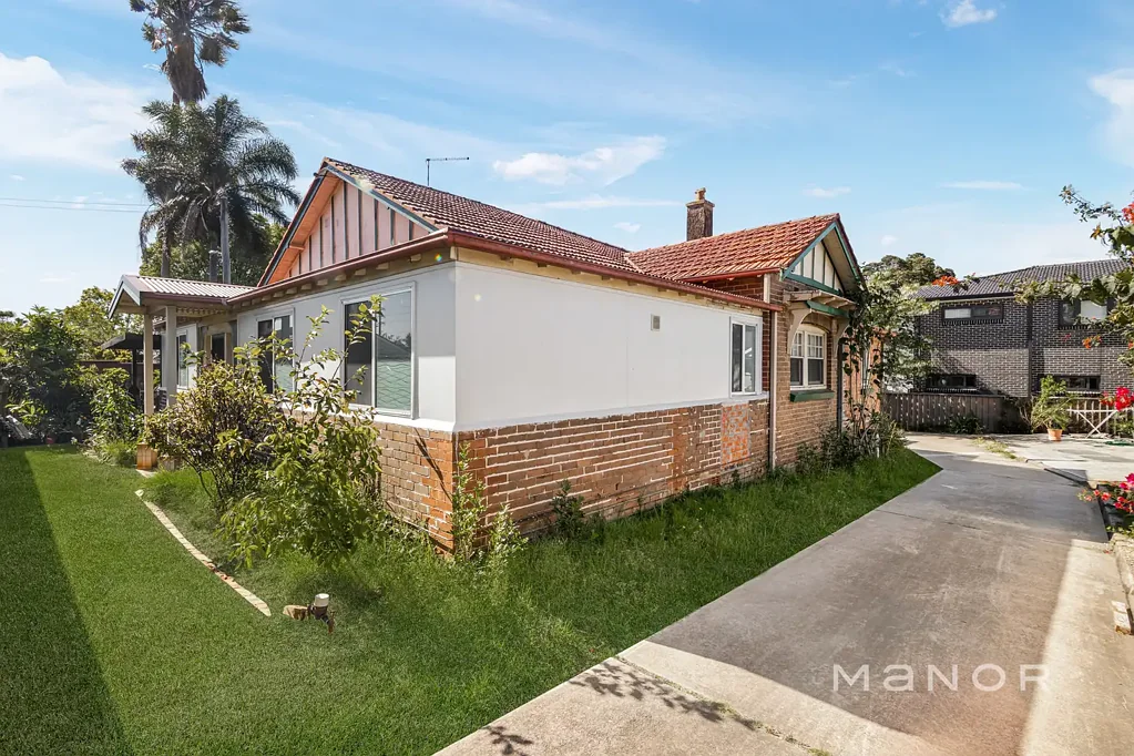 Old Toongabbie 5房 五个宽敞卧室 独立父母套房 L形现代厨房 两个街道入口 时期特色细节 靠近学校交通 太阳能节能 Winston Hills Mall近 Dual Street Access Packed With Potential!