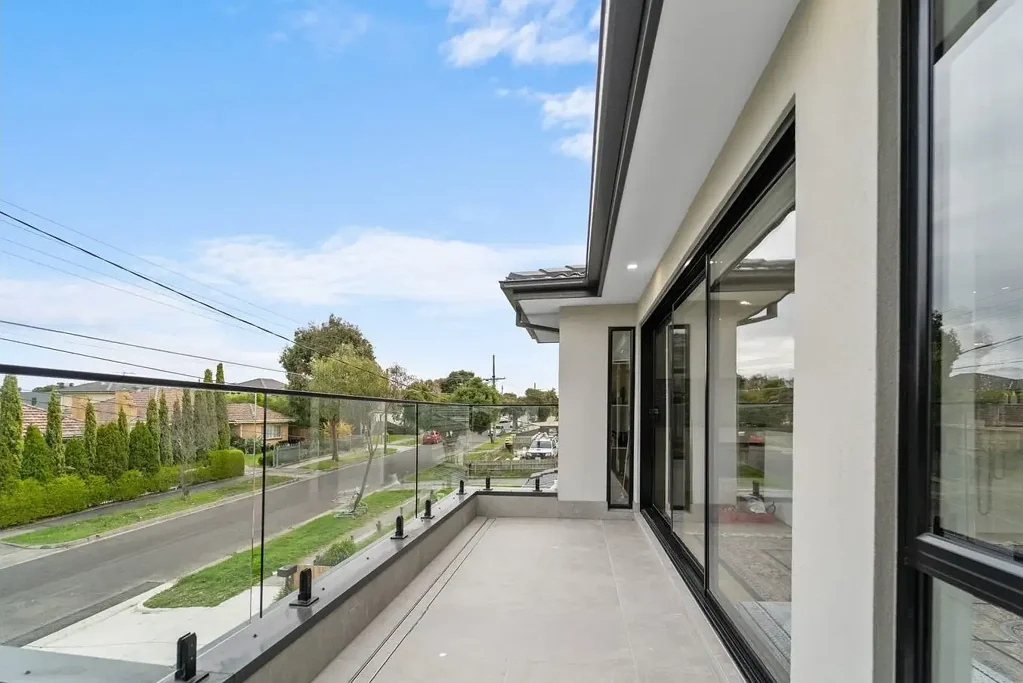 Dandenong 4房  Luxury Townhouse!!