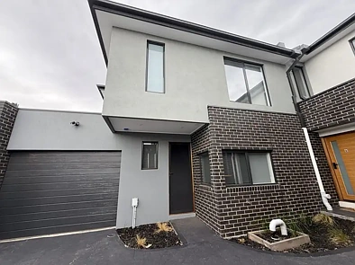 Glenroy 2房 全新联排别墅 一年建成 地段绝佳 环绕公园 主卧带卫 开放厨房 不锈钢电器 远程车库 宽敞院子 Near New Townhouse!!
