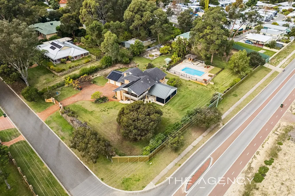 Wanneroo 4房  HOME OPEN SATURDAY 11.45-12.15 - DON'T MISS OUT ON RARE WANNEROO ACREAGE!