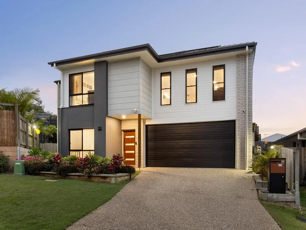Spring Mountain 4غرفة نوم Sophisticated Split-Lot Living: A Statement of Style & Space