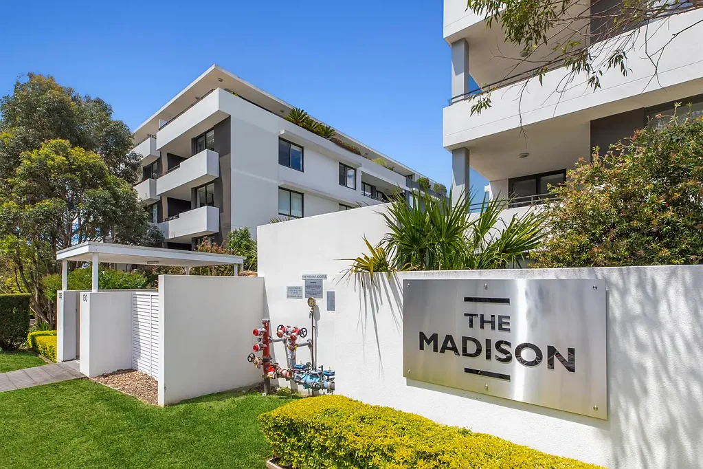 Caringbah 1कमरा Contemporary Ground Floor Apartment with Oversized Courtyard & Study