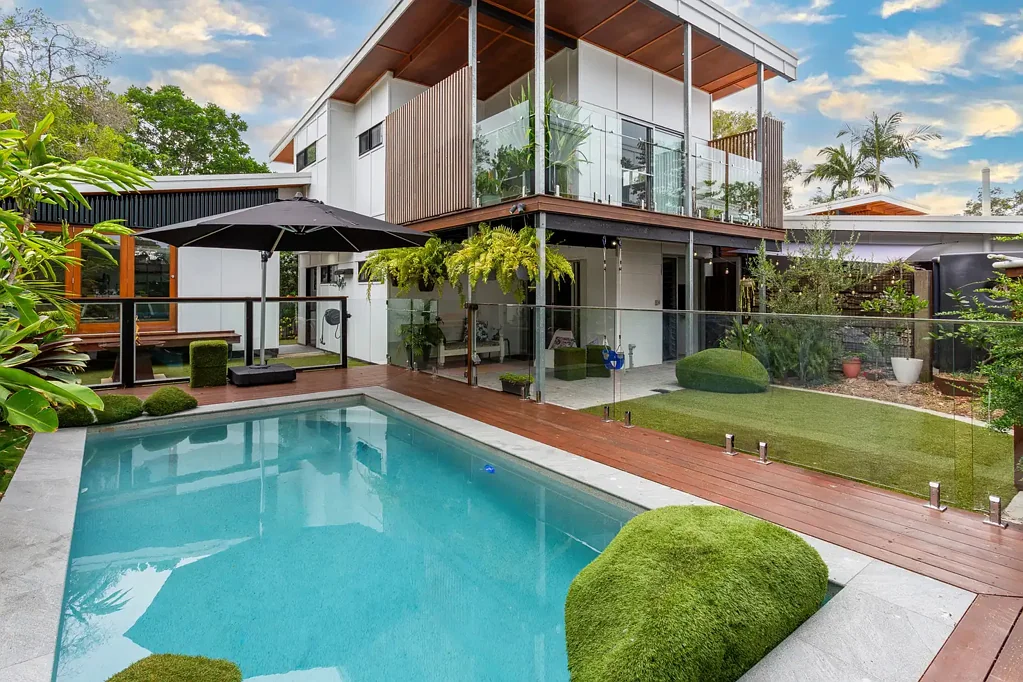 Mudjimba 5غرفة نوم A Reimagined Coastal Classic - Art, Craft and Contemporary Beachside Living