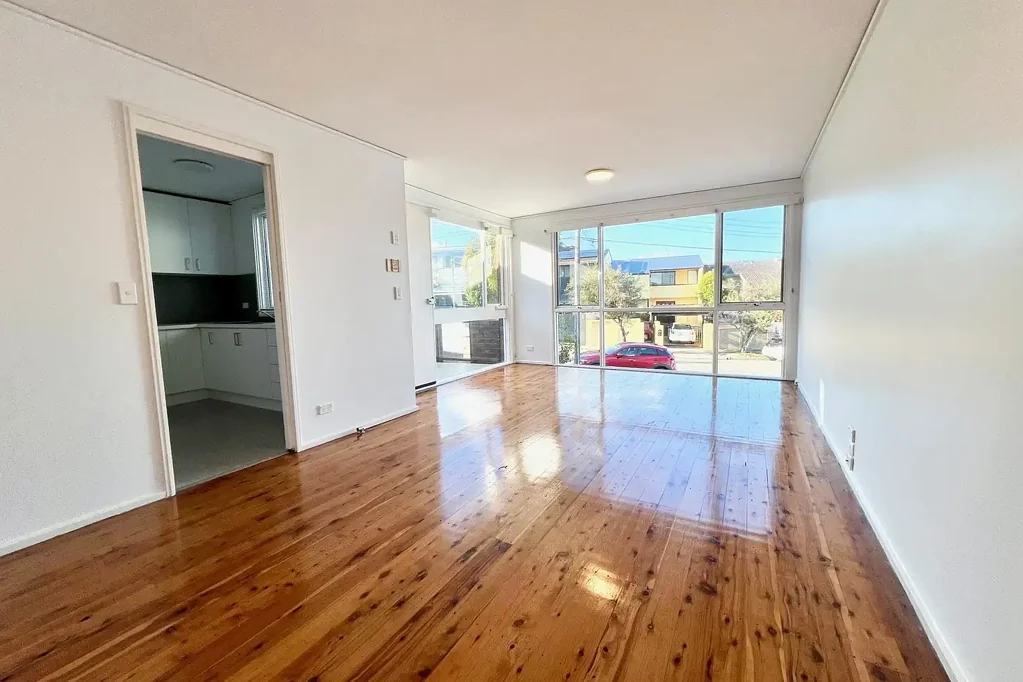 Freestanding 3 bedroom house with LUG and Backyard