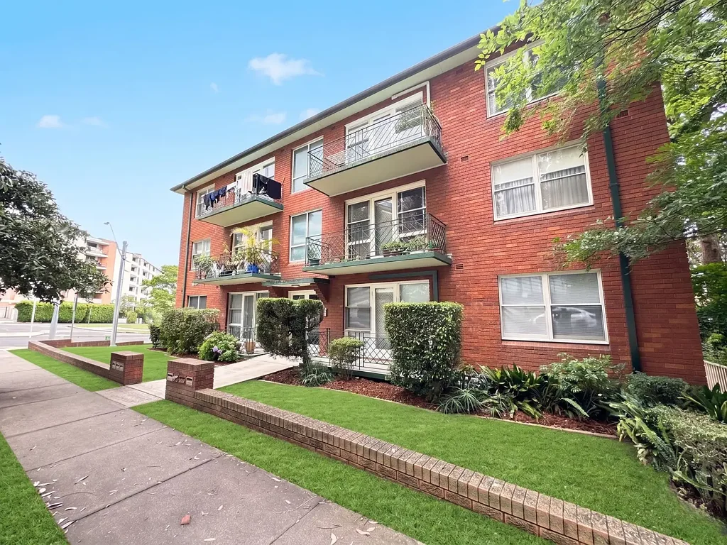 SPACIOUS AND COMFORTABLE - WALK TO HURSTVILLE SHOPS AND TRAIN STATION