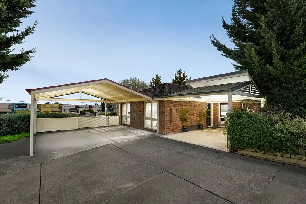 Sunbury 3房 高曝光率镇区 757sqm土地 适合高级办公 充足停车位 尖端建筑设计 增长最快市郊 Corner the Opportunity, Attractive Home with Permit