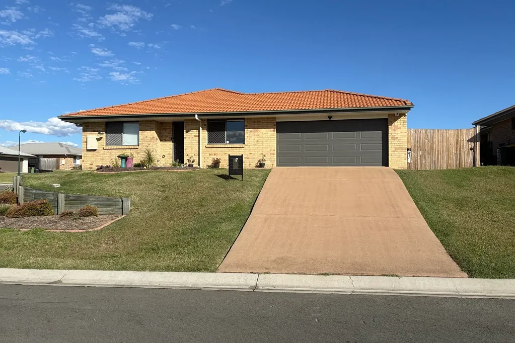 Spacious 4 Bedroom Duplex with great sized yard !!