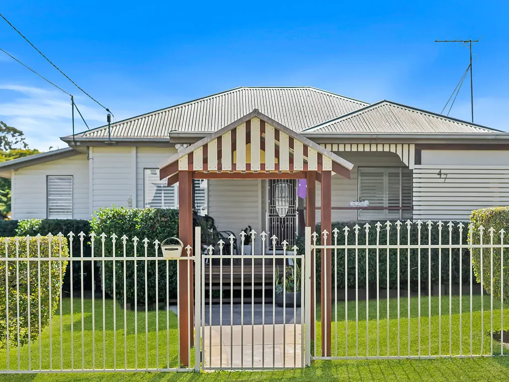 Wynnum West 2房 宽敞546平转角地 硬木地板推拉窗 低维护花园 SOLAR发电 靠近Wynnum Central UNDER CONTRACT