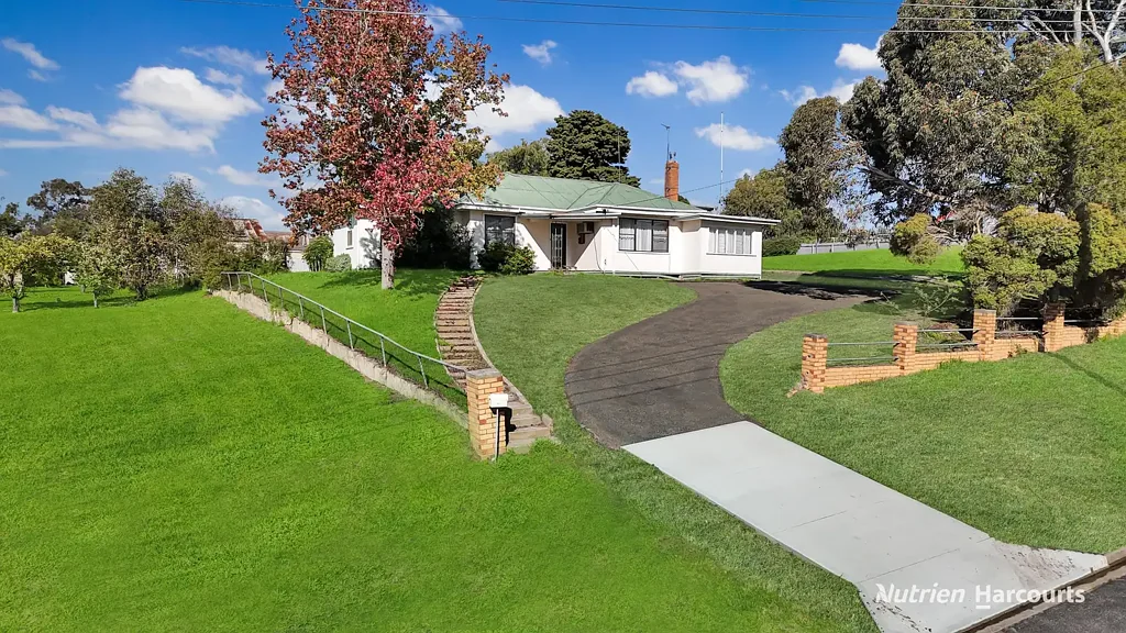 Casterton 4Kwarto Sweeping Views, Endless Potential & a Coveted Location