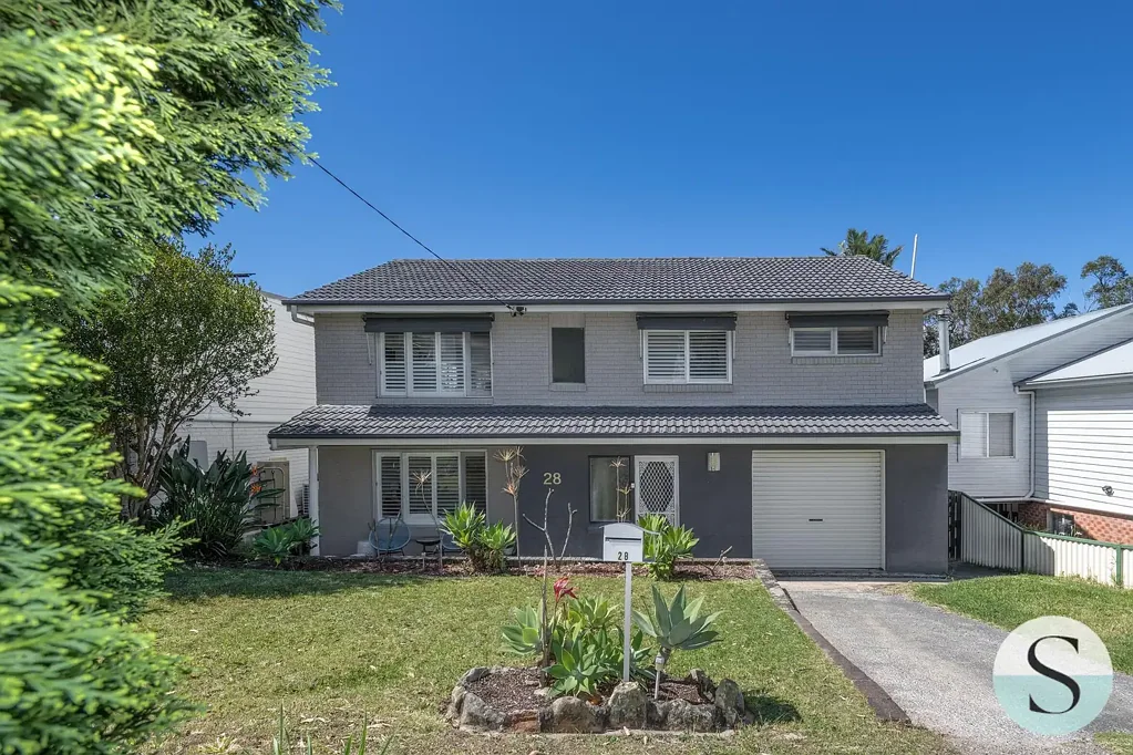 Gwandalan 4Kwarto Generous Two-Storey Family Home, 450m to Lake & Boat Ramp, Covered Entertaining Deck, High Balcony, Indoor/Outdoor Living & Big Spacious Backyard