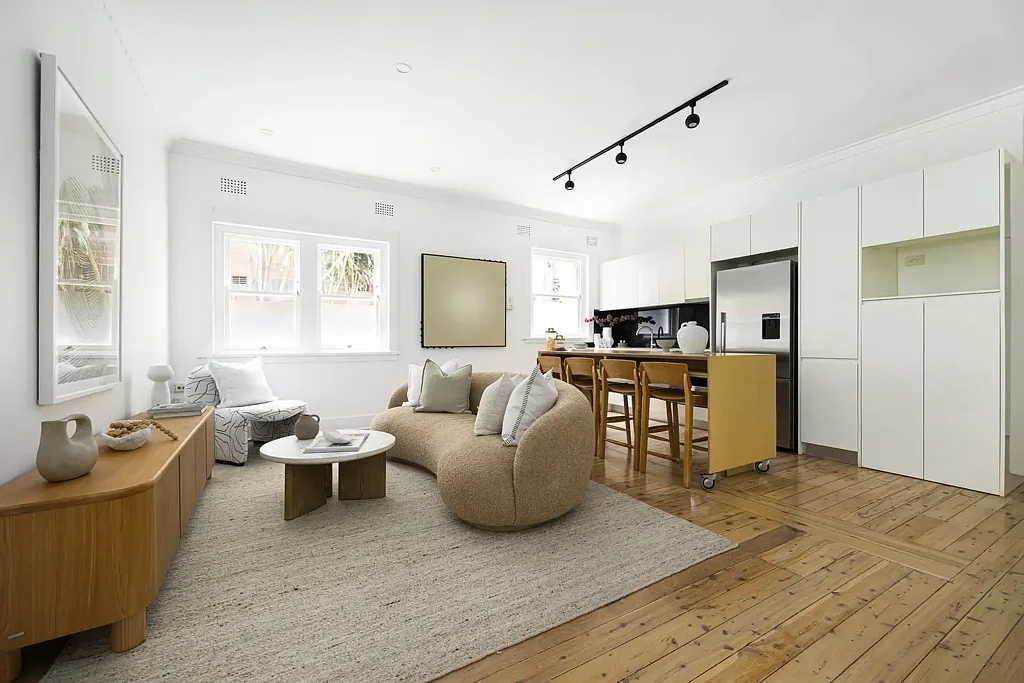 North Bondi 2房 North Bondi中心位置 高天花板抛光木地板 开放式起居区 翻新厨房庭院公寓 主卧带学习区 全新内部装修 步行至海滩咖啡馆 Courtyard Apartment in Boutique North Bondi Block