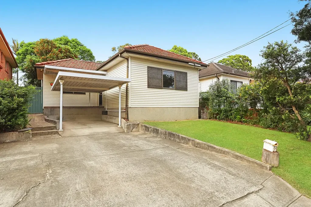 Peakhurst 3 Bedroom Discover Your Dream Family Home in Peakhurst!