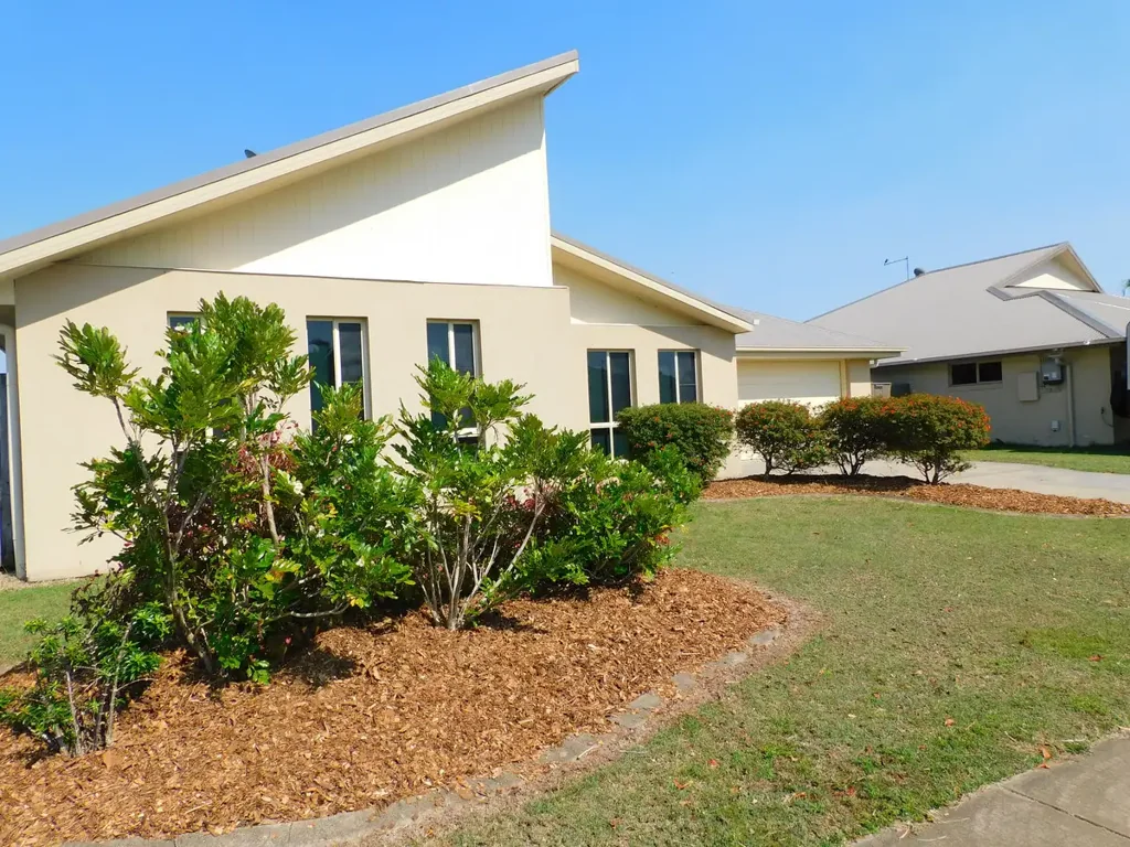 Spacious Family Home close to Blacks Beach