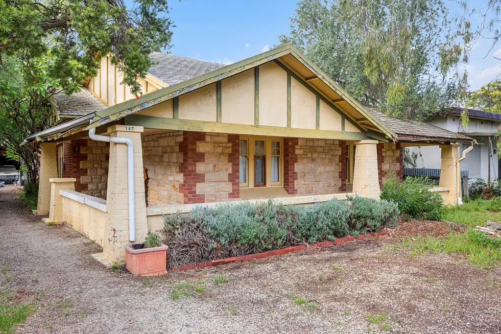 Royston Park 3 Bedroom Renovate a character home or build a new home … an exciting ‘land value plus’ opportunity on an 836 m2 allotment near Linear Park!